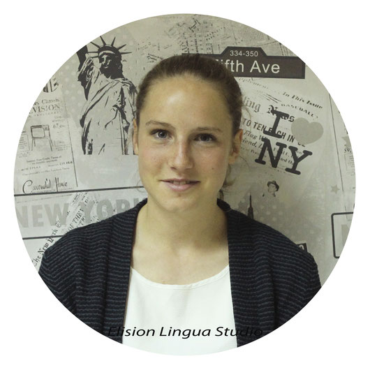 Manon - преподаватель носитель французского языка.